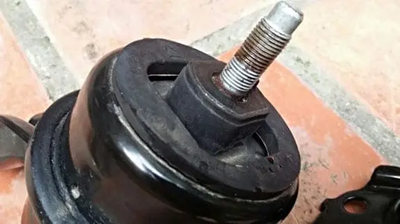 Cao su chân máy ô tô bị hỏng