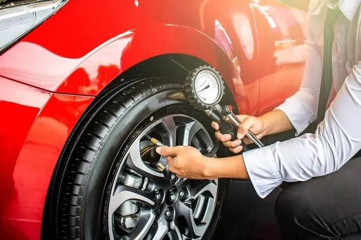 Bơm áp suất lốp đúng cách