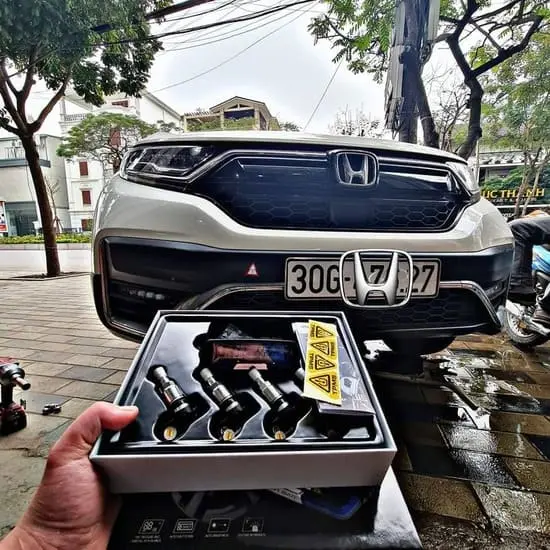 Cảm biến áp suất lốp STEELMATE phù hợp với nhiều loại xe